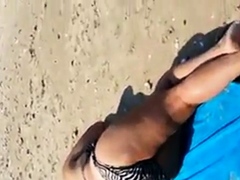 gozando em cima da coroa na praia