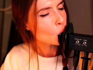 Amateur brunette double toying on webcam